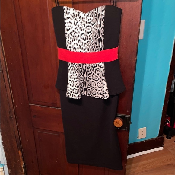 Chic Strapless Black and White Leopard Dress with Red Accent - Picture 3 of 9